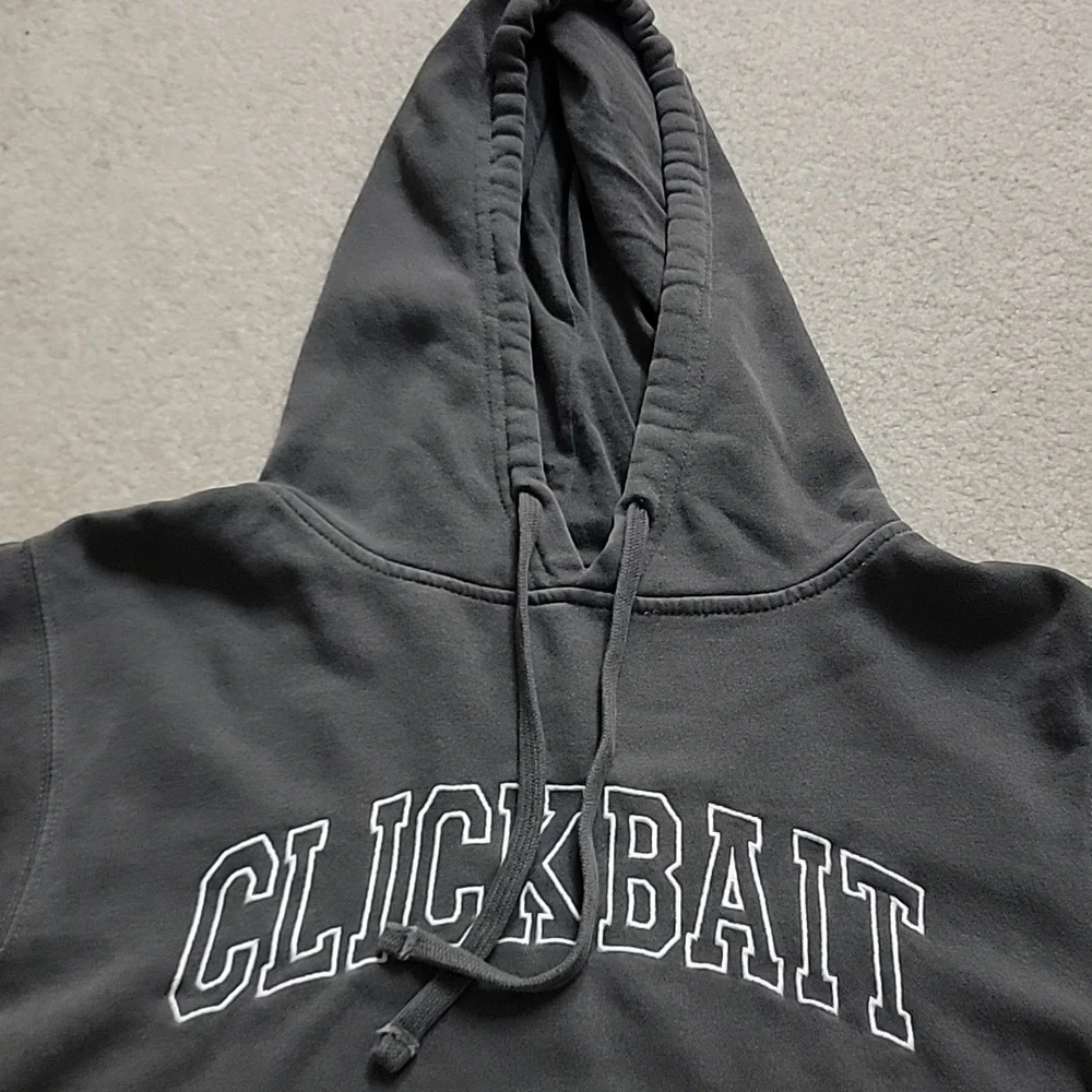 CLICKBAIT Cropped Hoodie - Picture 2 of 4